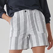 Pantalones cortos con bajo curvado